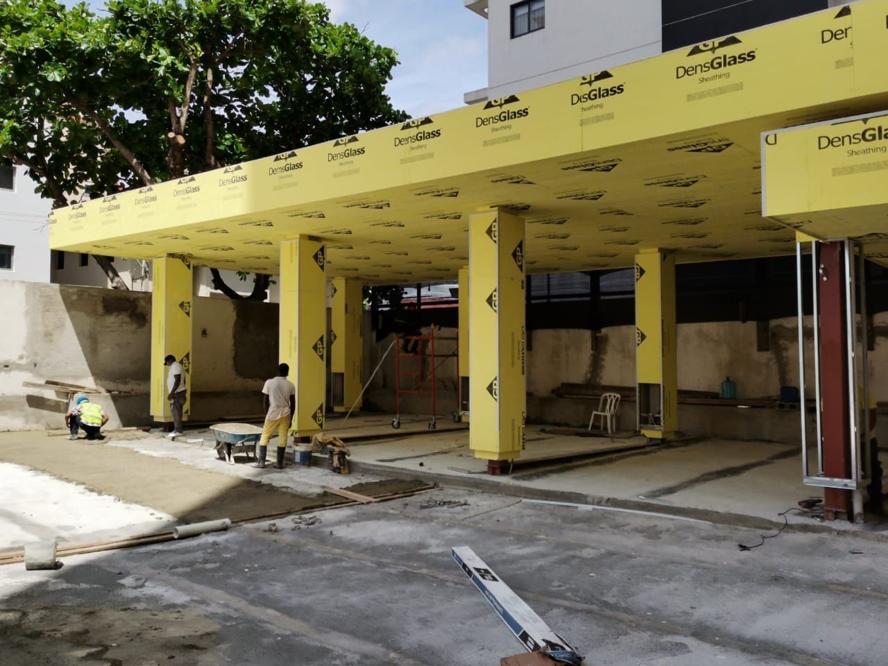 Estructura con columnas en proceso de revestimiento con placas exteriores de yeso