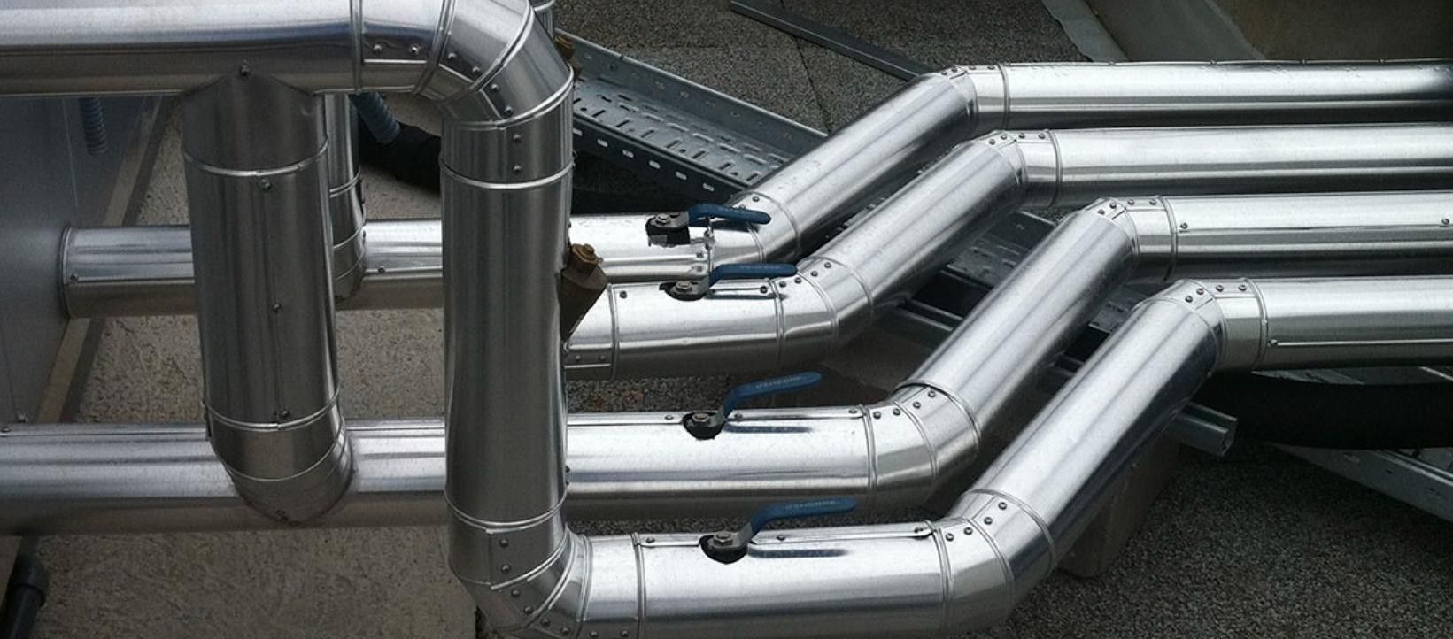 Líneas de distribución de agua caliente con aislamiento térmico y recubrimiento de aluminio